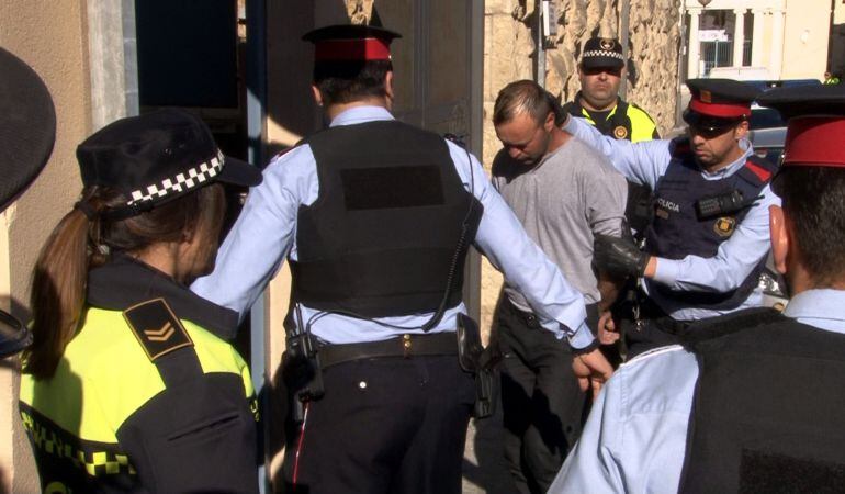 Entrada del detingut per la mort d&#039;una prostituta de 47 anys a Valls, emmanillat, a cara descoberta i el cap acotxat, rodejat d&#039;agents policials