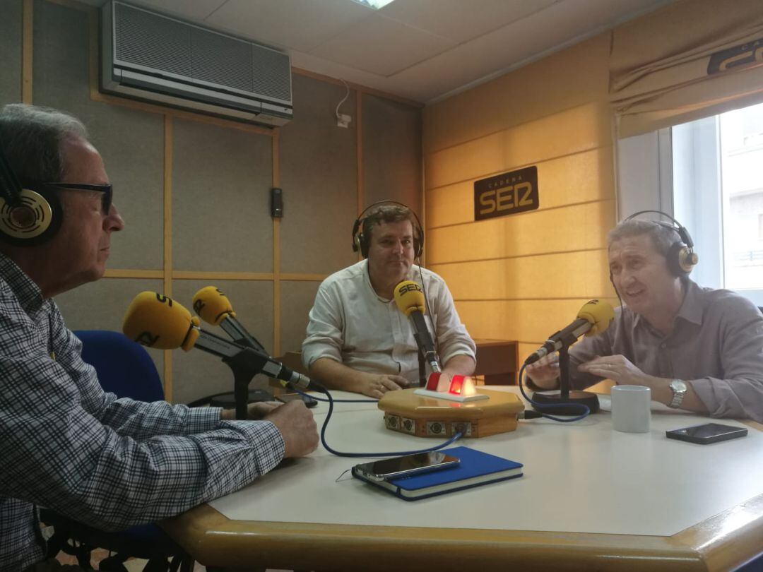 El economista Rafael Ávila, el catedrático y ex rector de la UHU Francisco José Martínez y el Doctor y experto de radioactividad Juan Pedro Bolivar