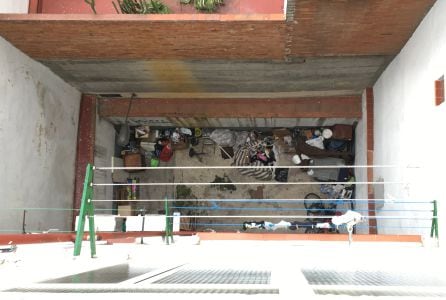 El patio interior, lleno de basura, de Tesoro 28.