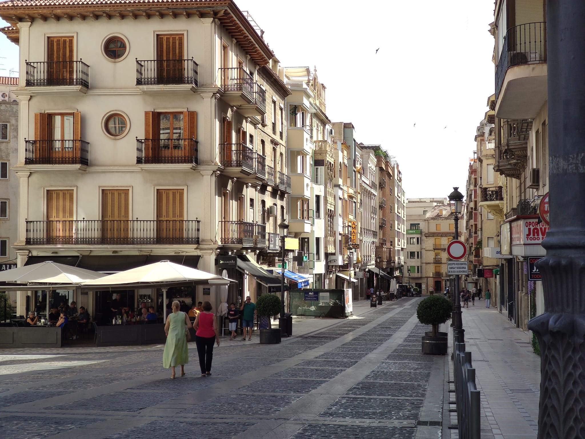 Personas pasean por una céntrica calle de Jaén capital durante un día soleado