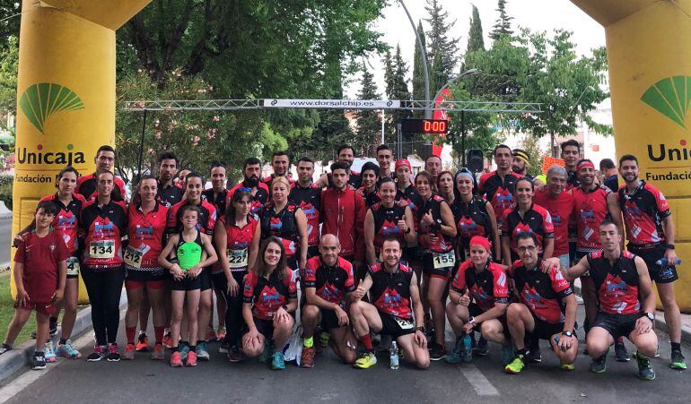 Miembros del club en la zona de salida de la carrera nocturna &#039;Ciudad de Ronda&#039;