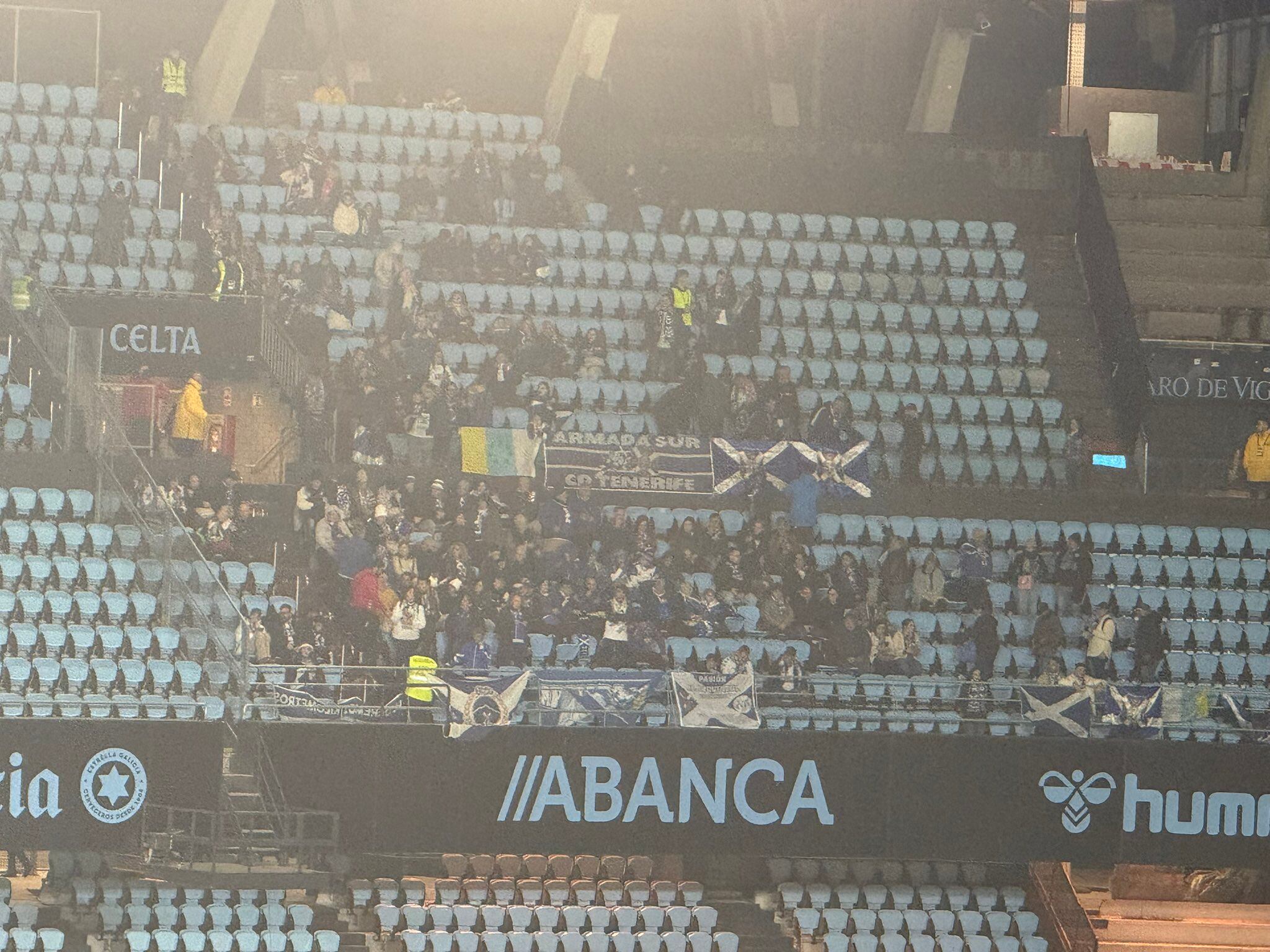 Los 400 seguidores del Tenerife desplazados a Vigo celebraron con júbilo el empate in extremis del cuadro blanquiazul.