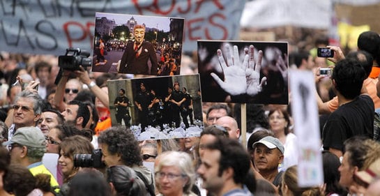 Manos blancas en las pancartas de los &#039;indignados&#039; de Barcelona