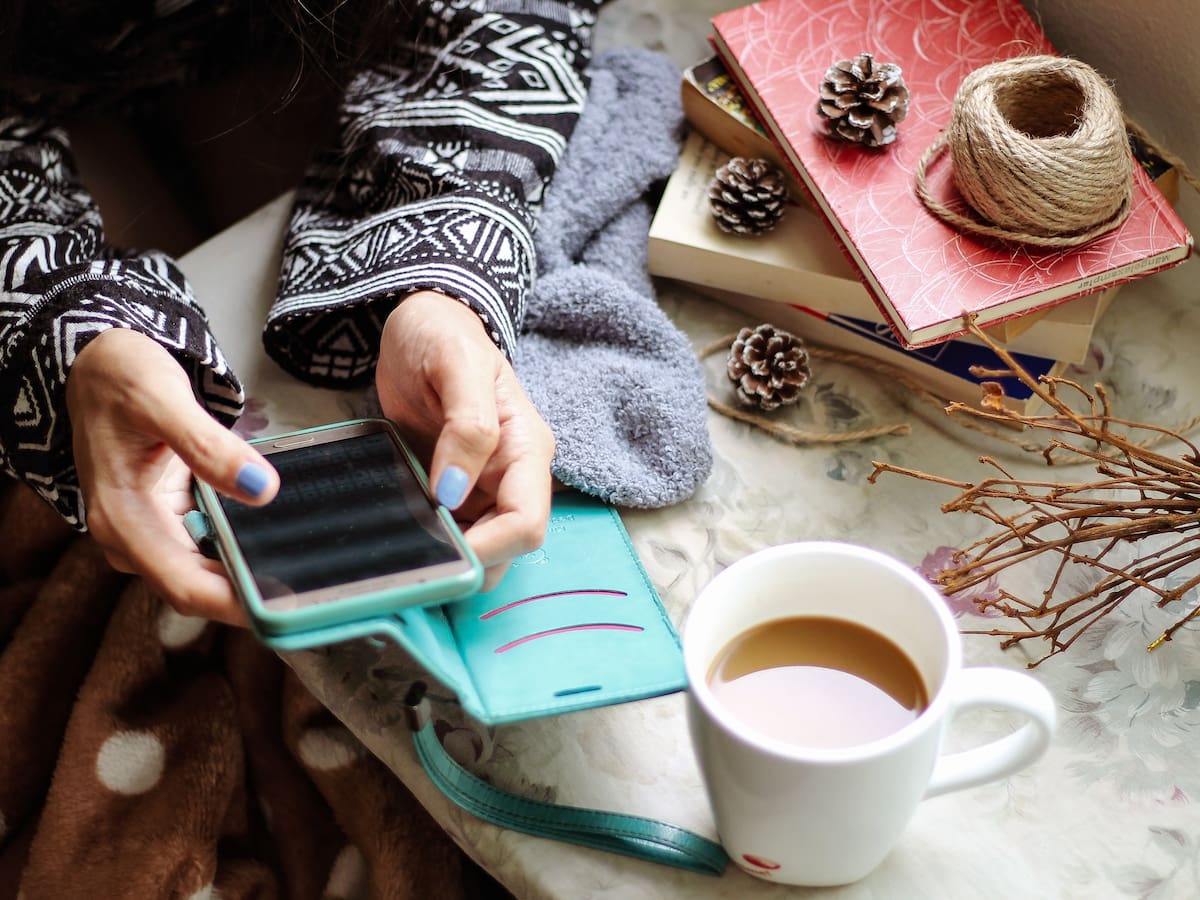 Jóvenes, redes sociales y decisiones emocionales: por qué confiamos más en influencers que en fuentes oficiales