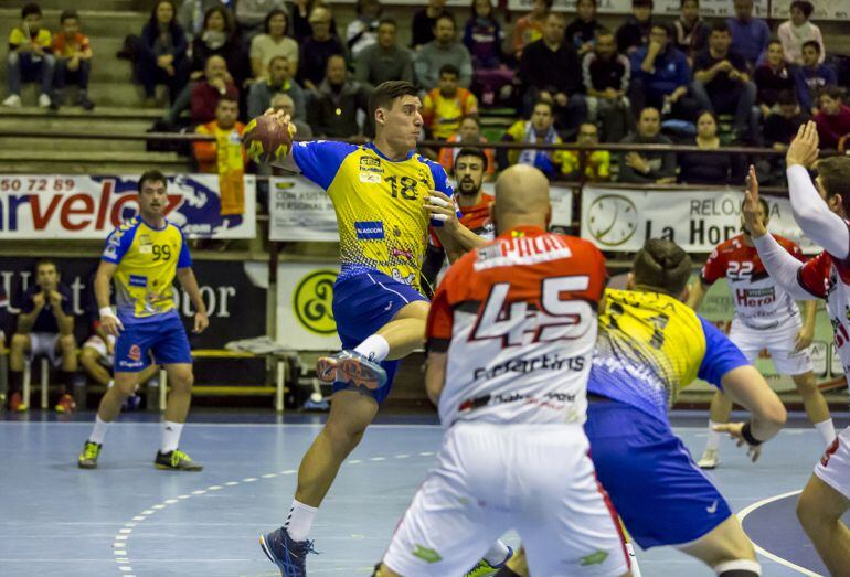 Imagen de una de las jugadas del encuentro de la primera vuelta entre ribereños y naveros en el Príncipe de Asturias.