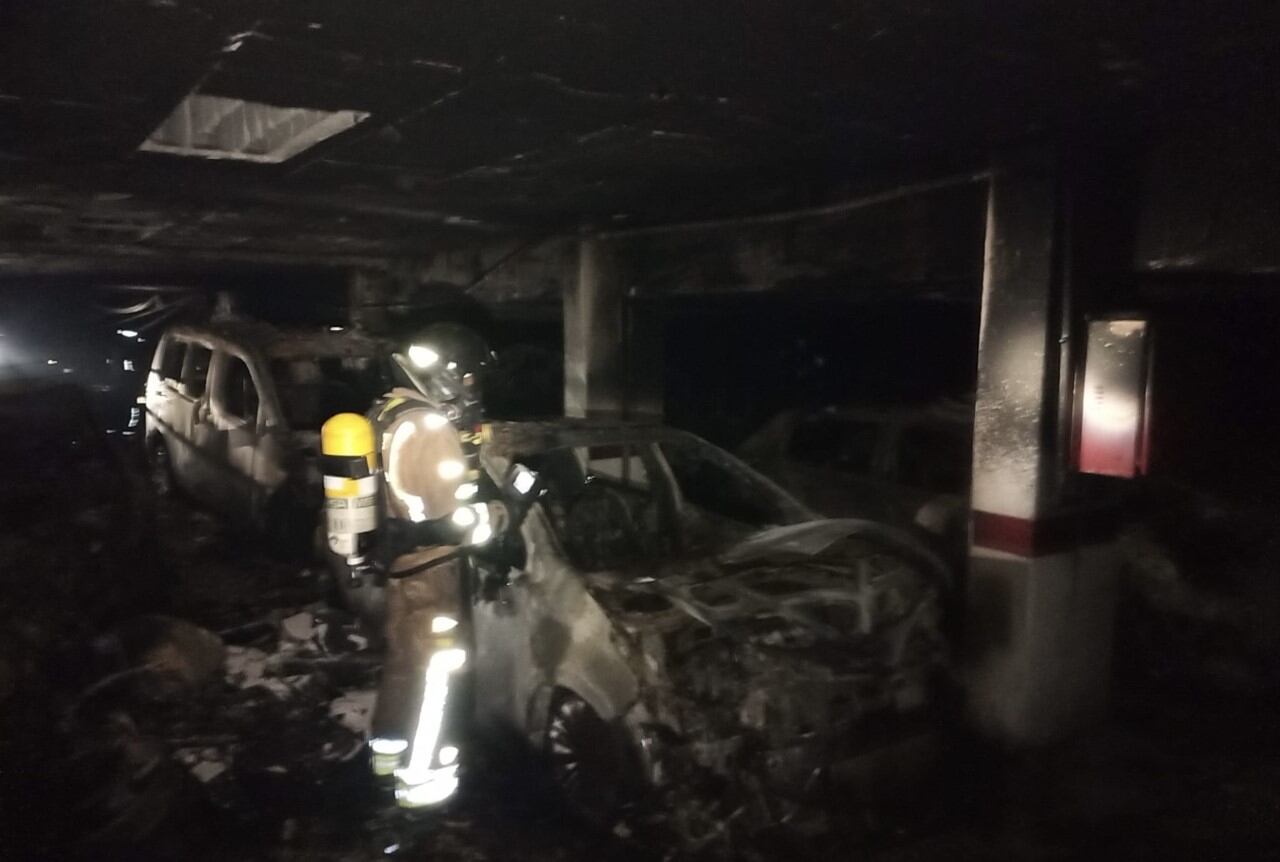 Un bombero tras apagar el fuego dentro del garaje
