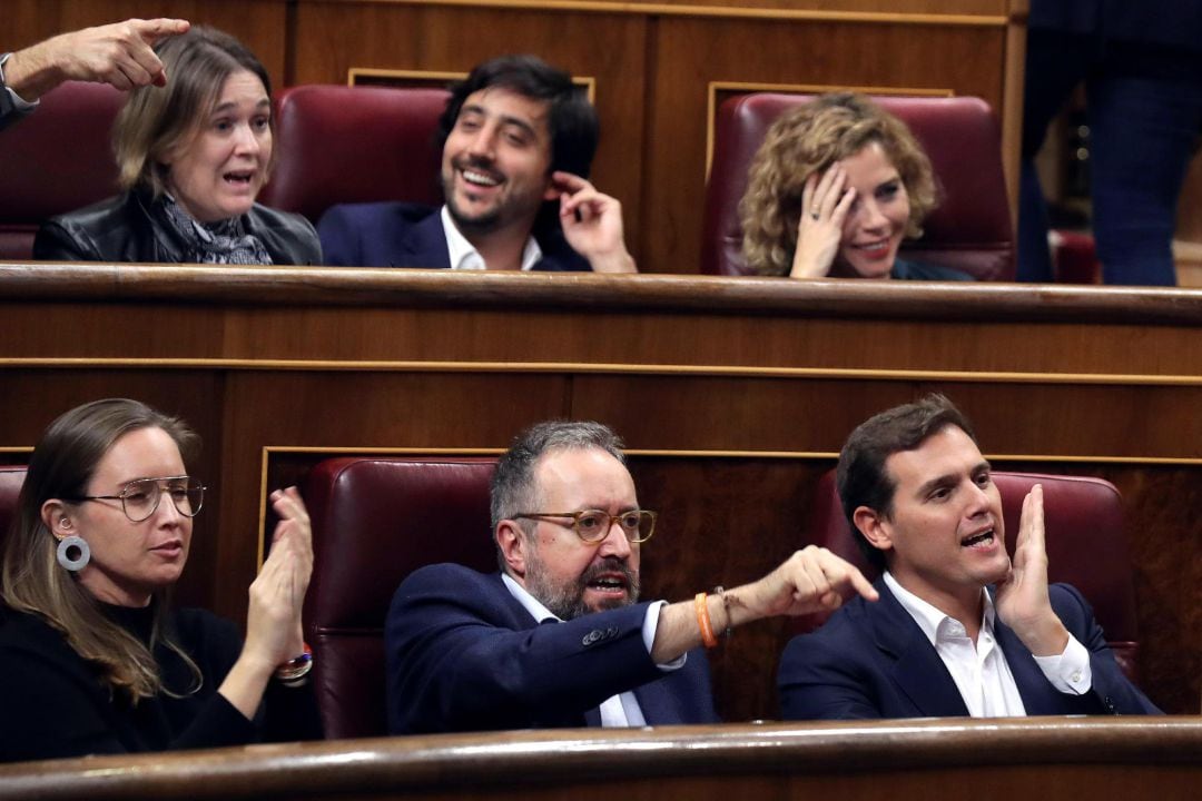 El líder de Ciudadanos, Albert Rivera (d), el portavoz de la formación en el Congreso, Juan Carlos Girauta (c), y la diputada Melisa Rodríguez (i), durante el pleno del Congreso de los Diputados.