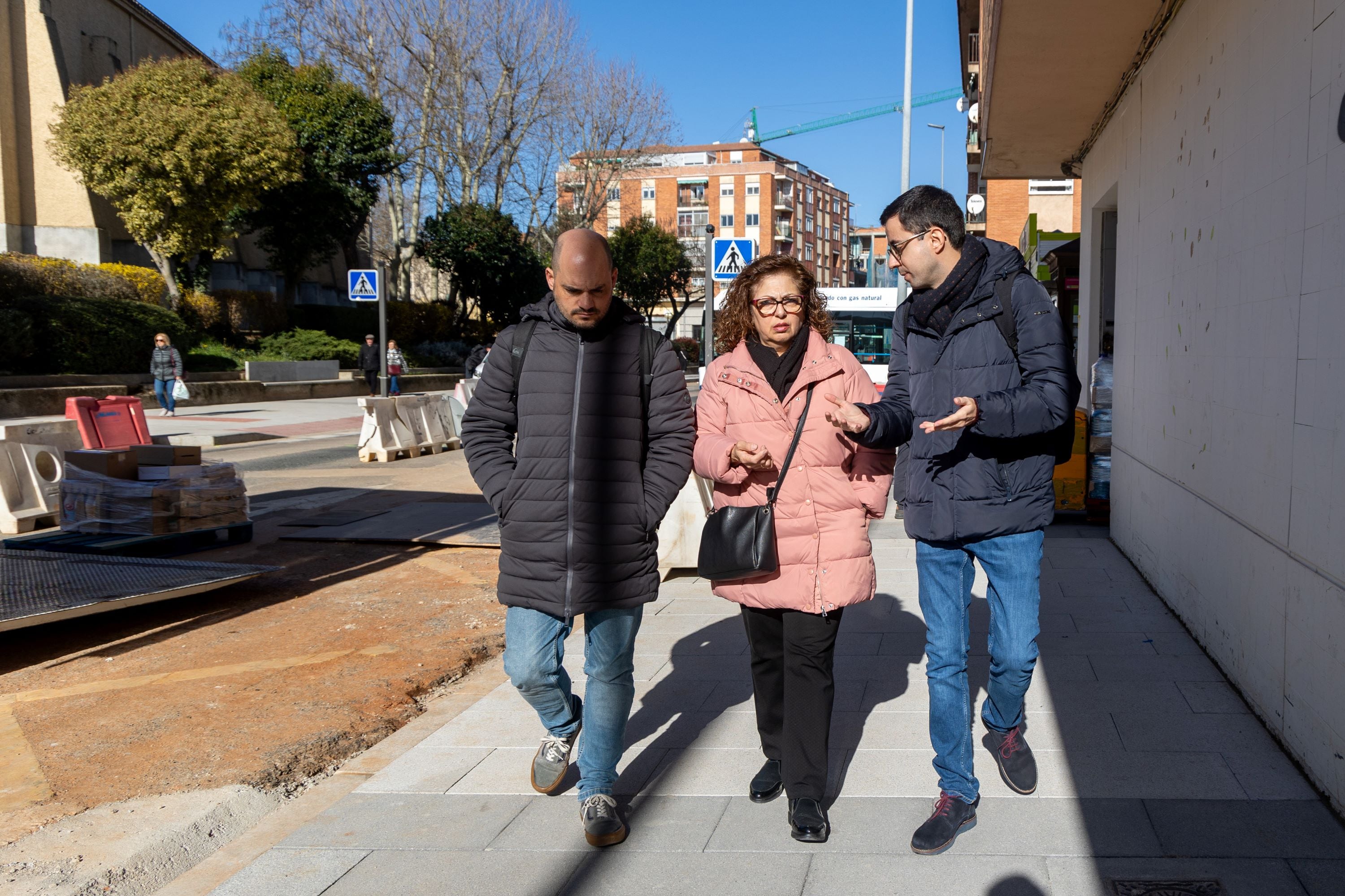 Los concejales socialistas Chema Collados y José Luis Mateos, junto a la presidenta de la Asociación de vecinos, Isidora Herreros