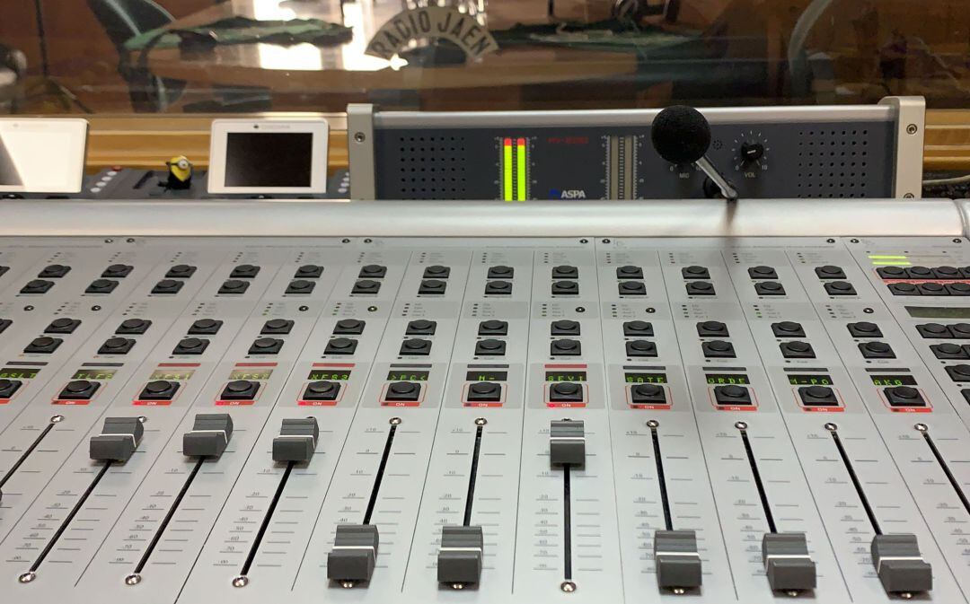 Mesa de sonido del estudio principal de Radio Jaén.