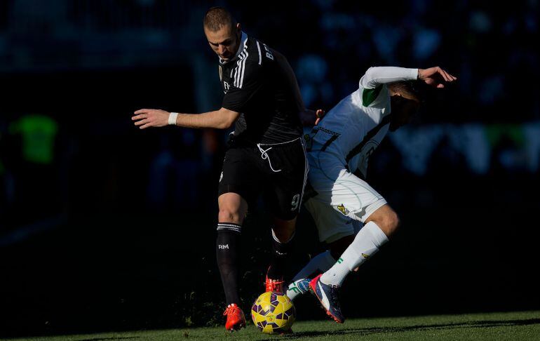 CORDOBA, SPAIN - JANUARY 24: Karim Benzema (L) of Real Madrid CF competes for the ball with Fausto Rosi (R) of Cordoba CF during the La Liga match between Cordoba CF and Real Madrid CF at El Arcangel stadium on January 24, 2015 in Cordoba, Spain.  (Photo 