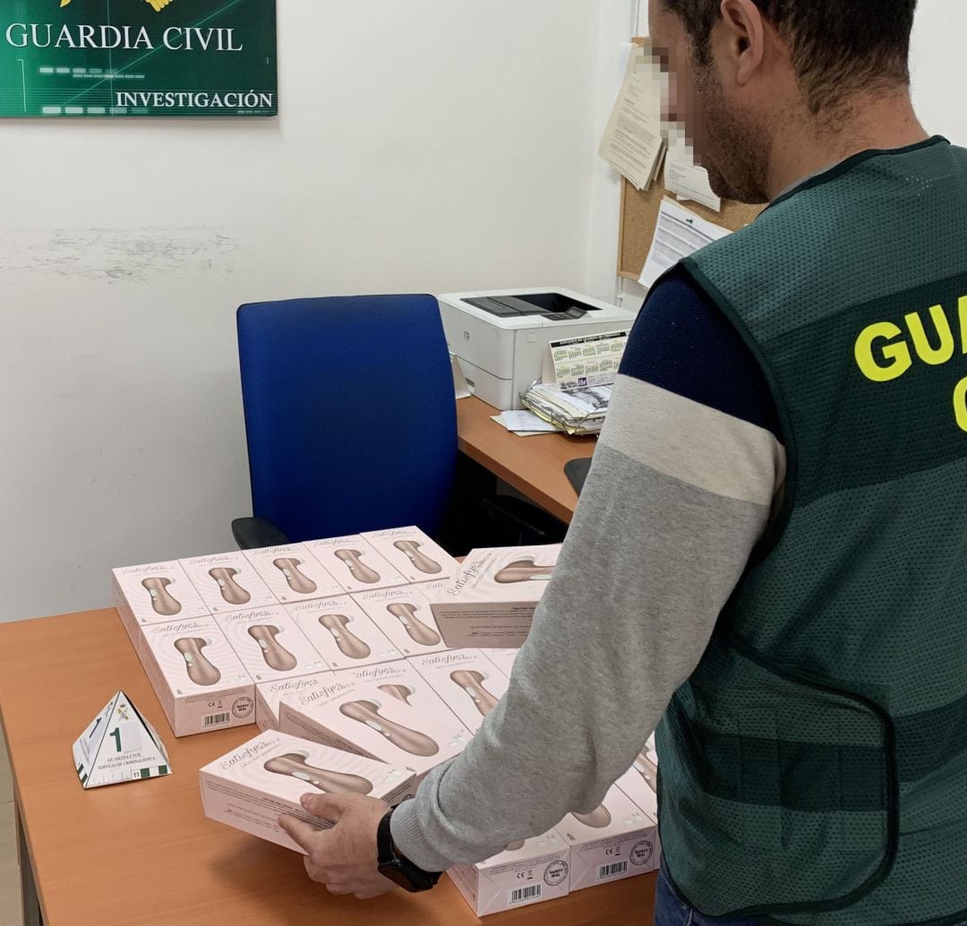 Un agente con los ejemplares recuperados. 
 GUARDIA CIVIL
 