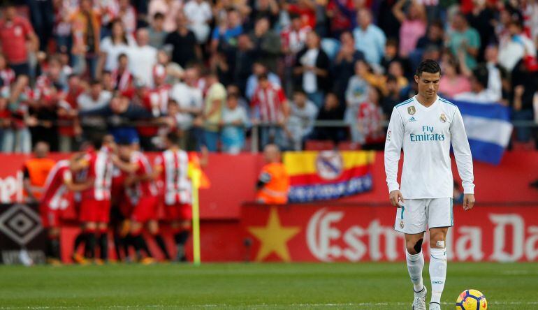 Cristiano Ronaldo, desolado mientras los jugadores del Girona celebran el segundo tanto local