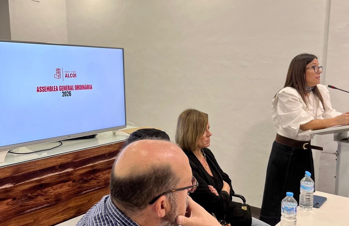 Lorena Zamorano ante la Asamblea del PSOE de Alcoy