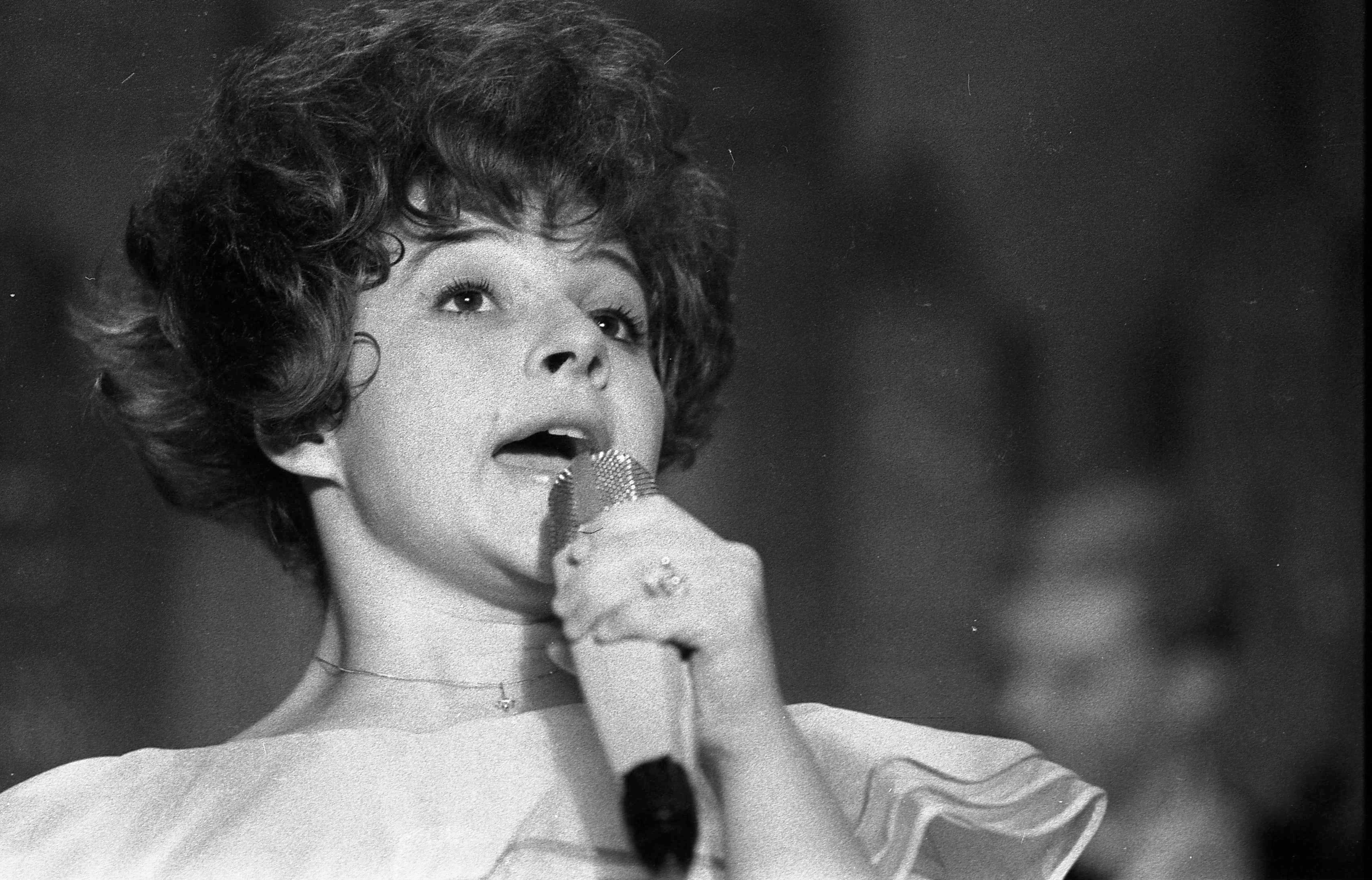 Brenda Lee, actuando en el Star Club de Hamburgo (Alemania), en 1962).