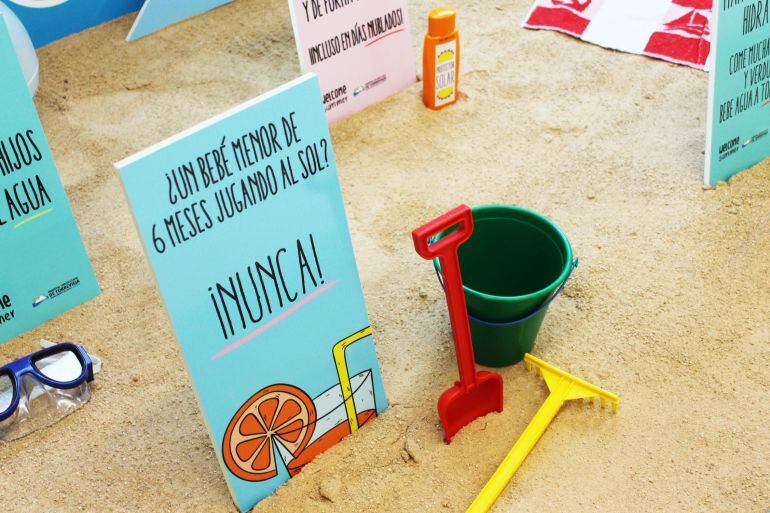 Imagen de la playa artificial inaugurada en el Hall del Hospital del Vinalopó