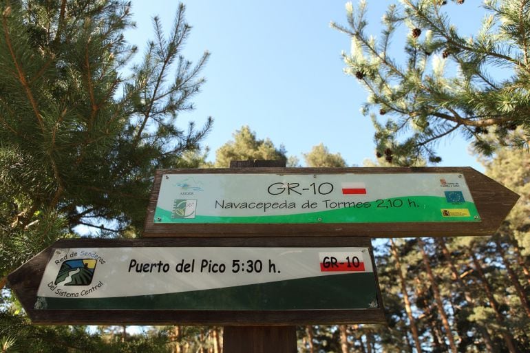 Cartel informativo del GR-10 situado en la zona del puente del Duque, muy cerca de la zona que se está asfaltando