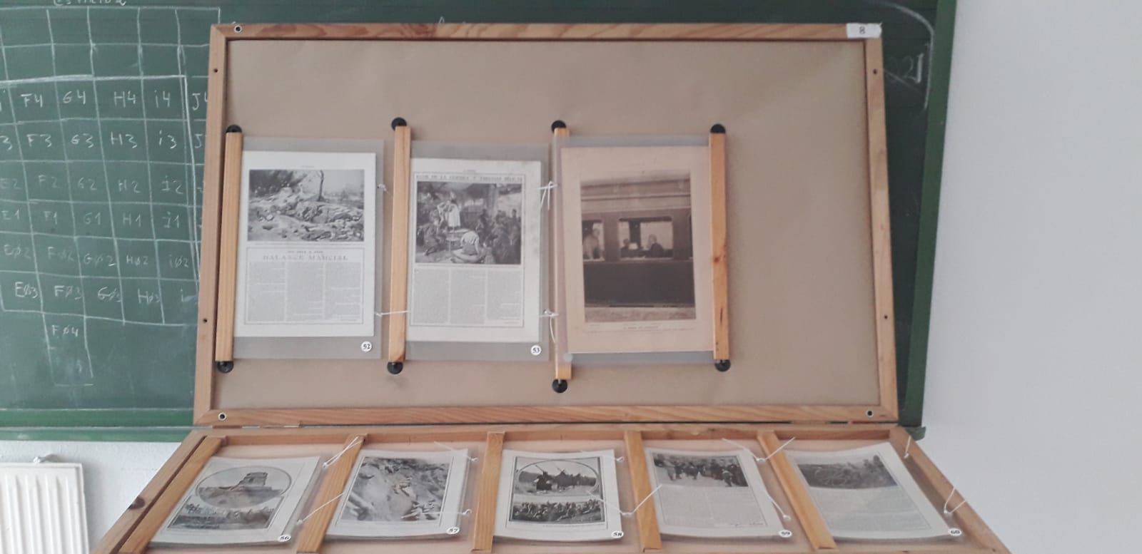 Uno de los paneles de la exposición de prensa antigua en Barchín del Hoyo (Cuenca).