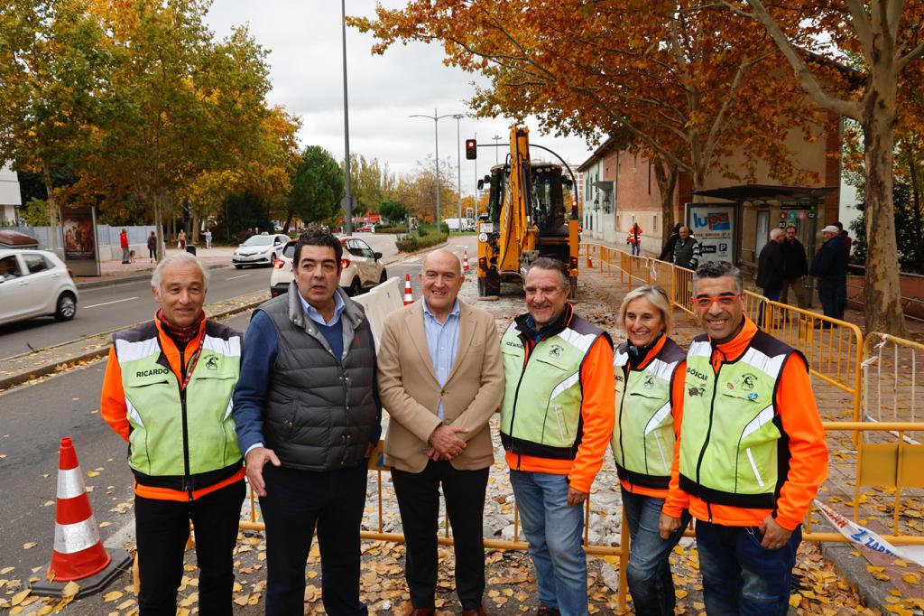 El Ayuntamiento de Valladolid inicia la supresi�n de los carril bus-taxi y la modificaci�n de carril bici de la avenida de Gij�n. El alcalde, Jes�s Julio Carnero, junto al concejal Alberto Guti�rrez Alberca, visitan las obras