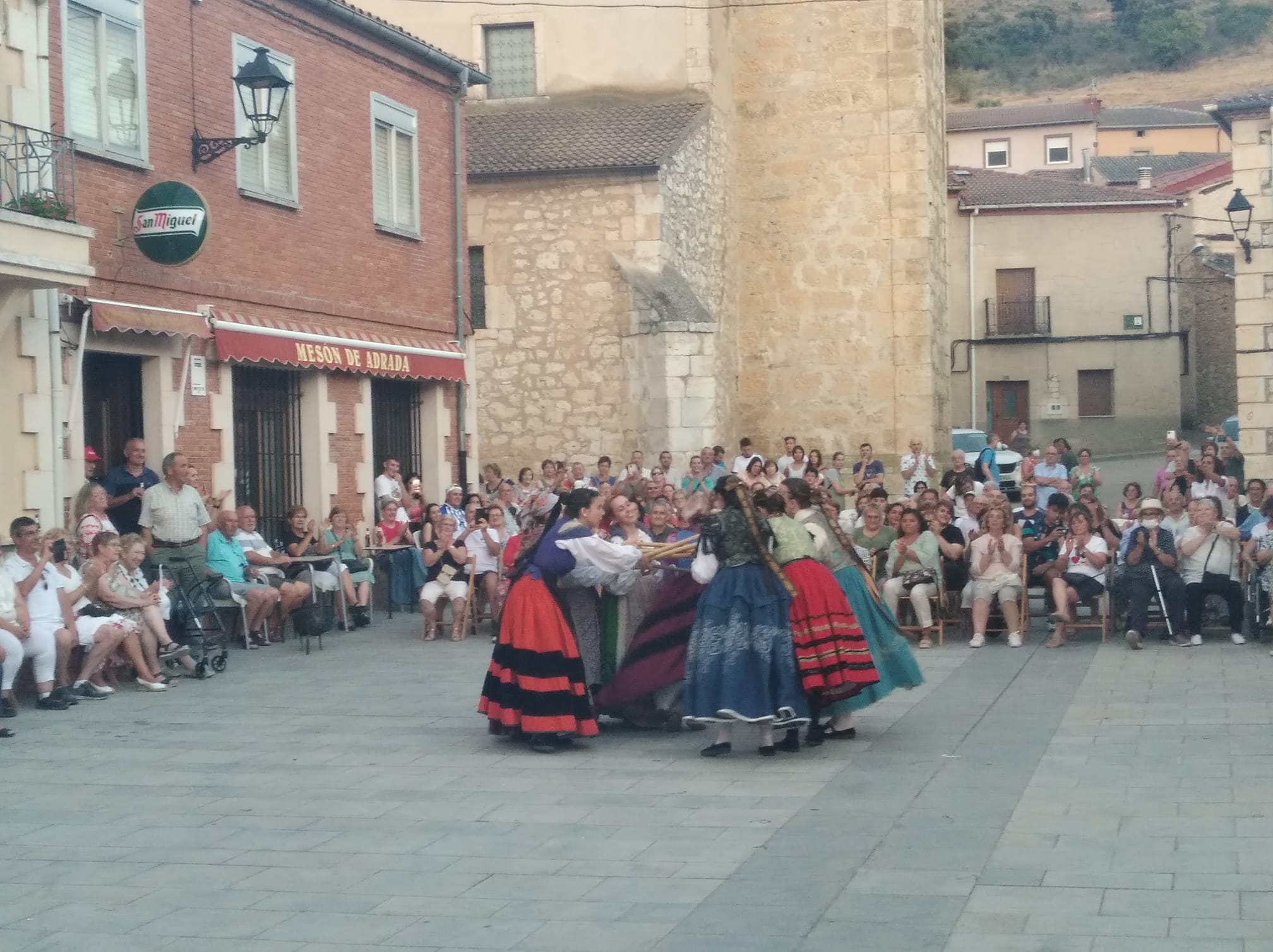 Grupo de baile del colectivo de Adrada de Haza