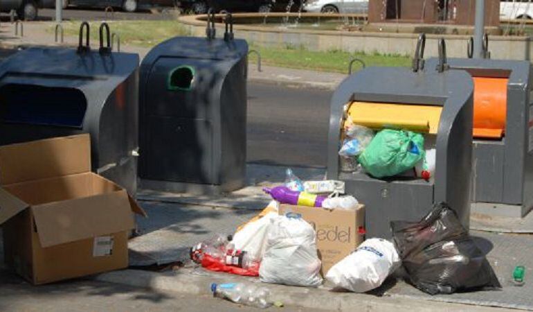 Basura fuera de las islas ecológicas en Alcorcón