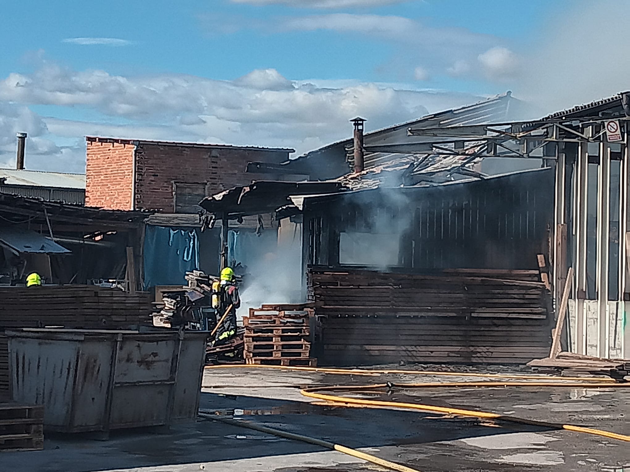 Los bomberos se emplean a fondo en la extinción