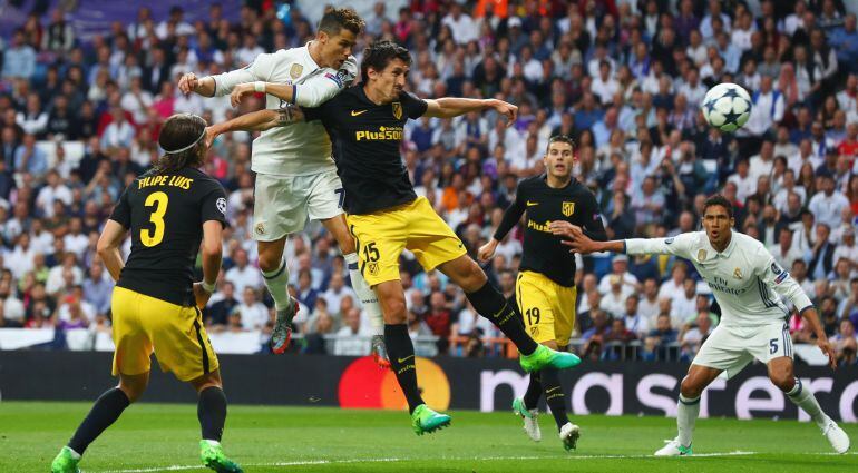 Cristiano se impone a Savic en la jugada que supuso el primer gol del Real Madrid