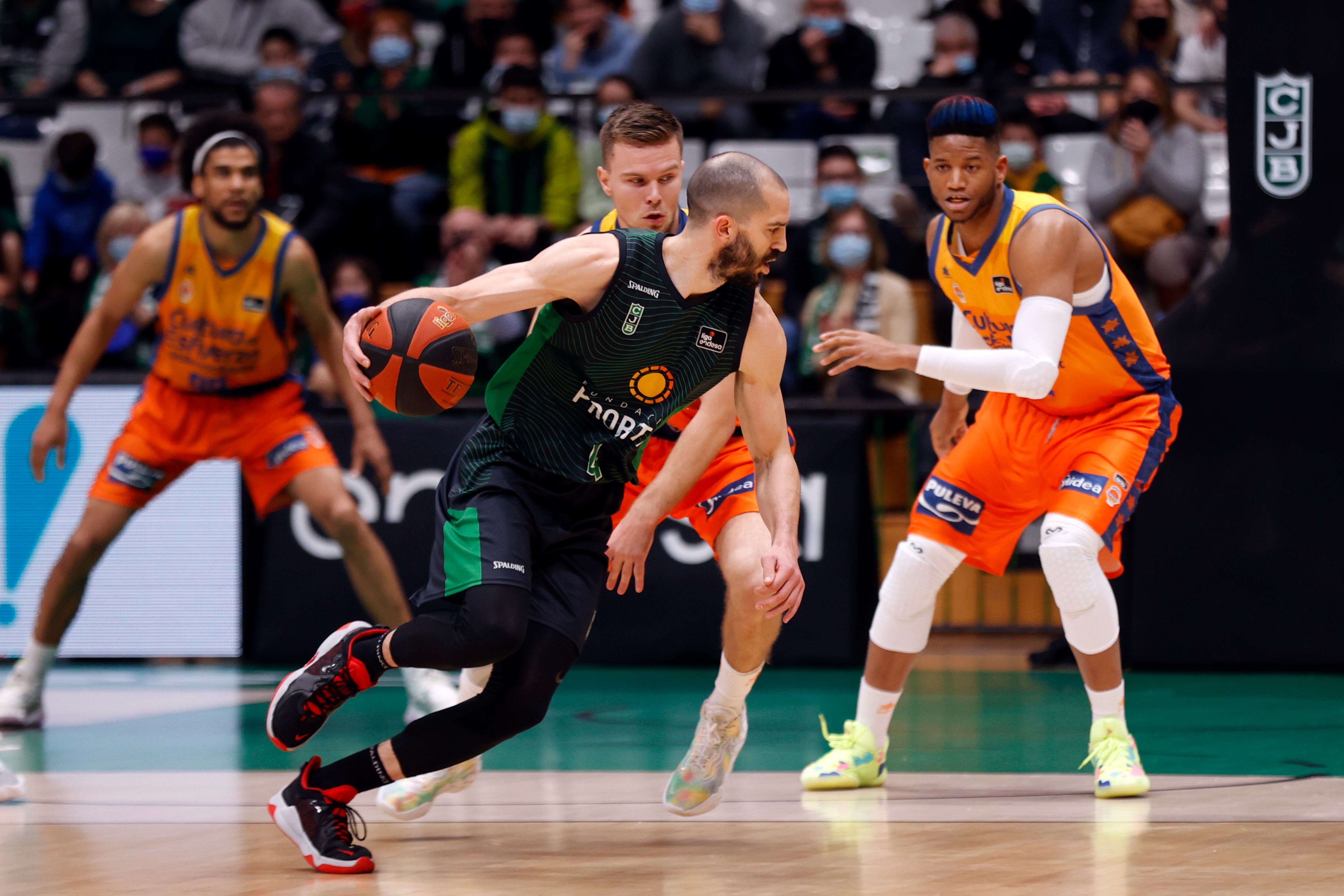 BADALONA (BARCELONA), 12/03/2022.- El escolta del Joventut de Badalona Pau Ribas (c) controla el balón ante el base islandés del Valencia Basket, Martin Hermannssson (i) y el ala-pívot cubano del Valencia Basket, Jasiel Rivero, durante el partido de liga Endesa ACB disputado este sábado en el Olímpic de Badalona. EFE/ Toni Albir
