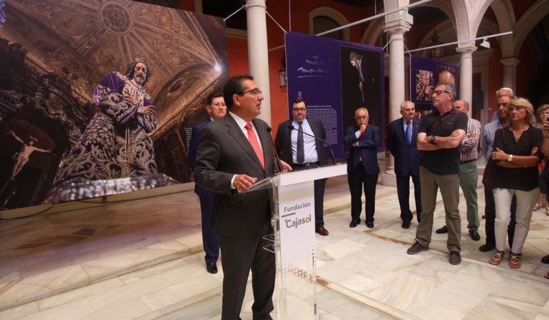 Antonio Pulido, presidente de la Fundación Cajasol, durante la presentación de la muestra fotográfica 'La obra sevillana de Montañés en la fotografía de Fran Silva', organziada con motivo del cuarto centenario del Señor de Pasión