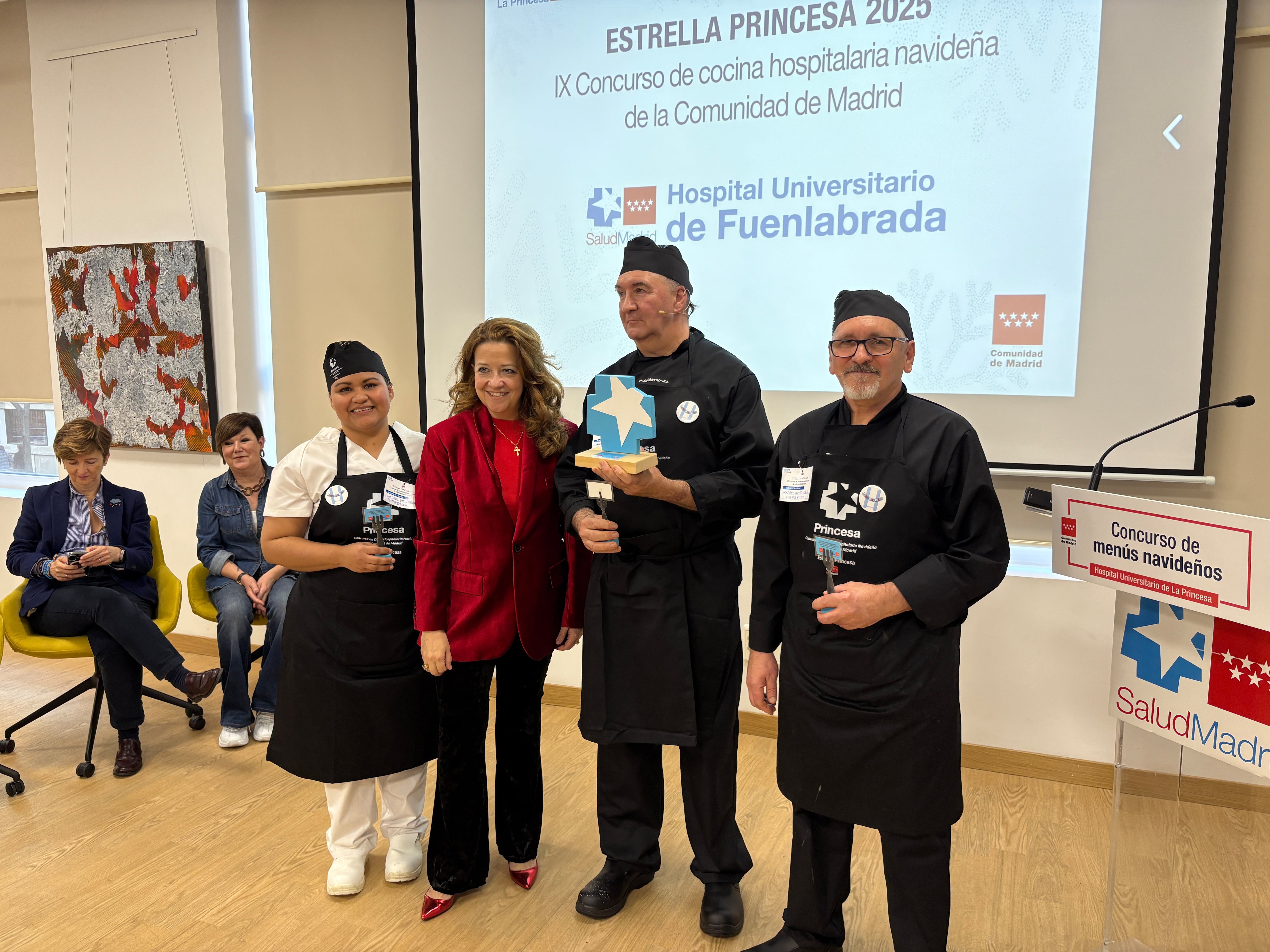 La consejera de Sanidad de la Comunidad de Madrid, Fátima Matute, junto a los responsables de cocina del Hospital de Fuenlabrada premiados por su menú navideño