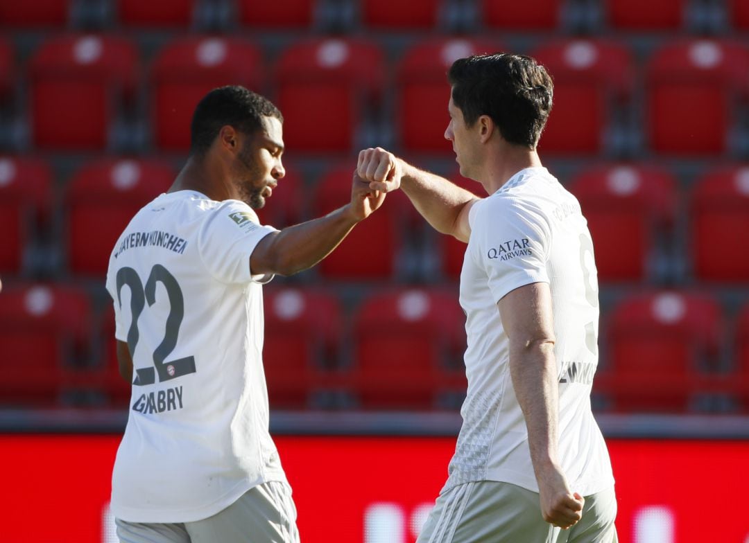 Robert Lewandowski y Serge Gnabry celebrando el primer gol del Bayern