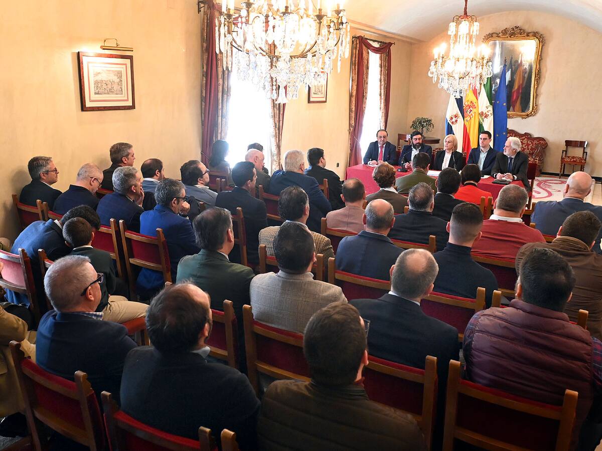 La alcaldesa y los hermanos mayores abordan las mejoras y novedades de cara a Semana Santa