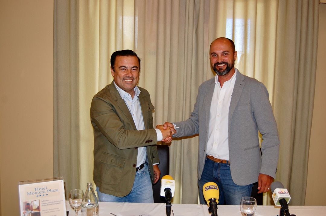 David Gil y Miguel Alconchel, durante la presentación de su pacto de gobierno.