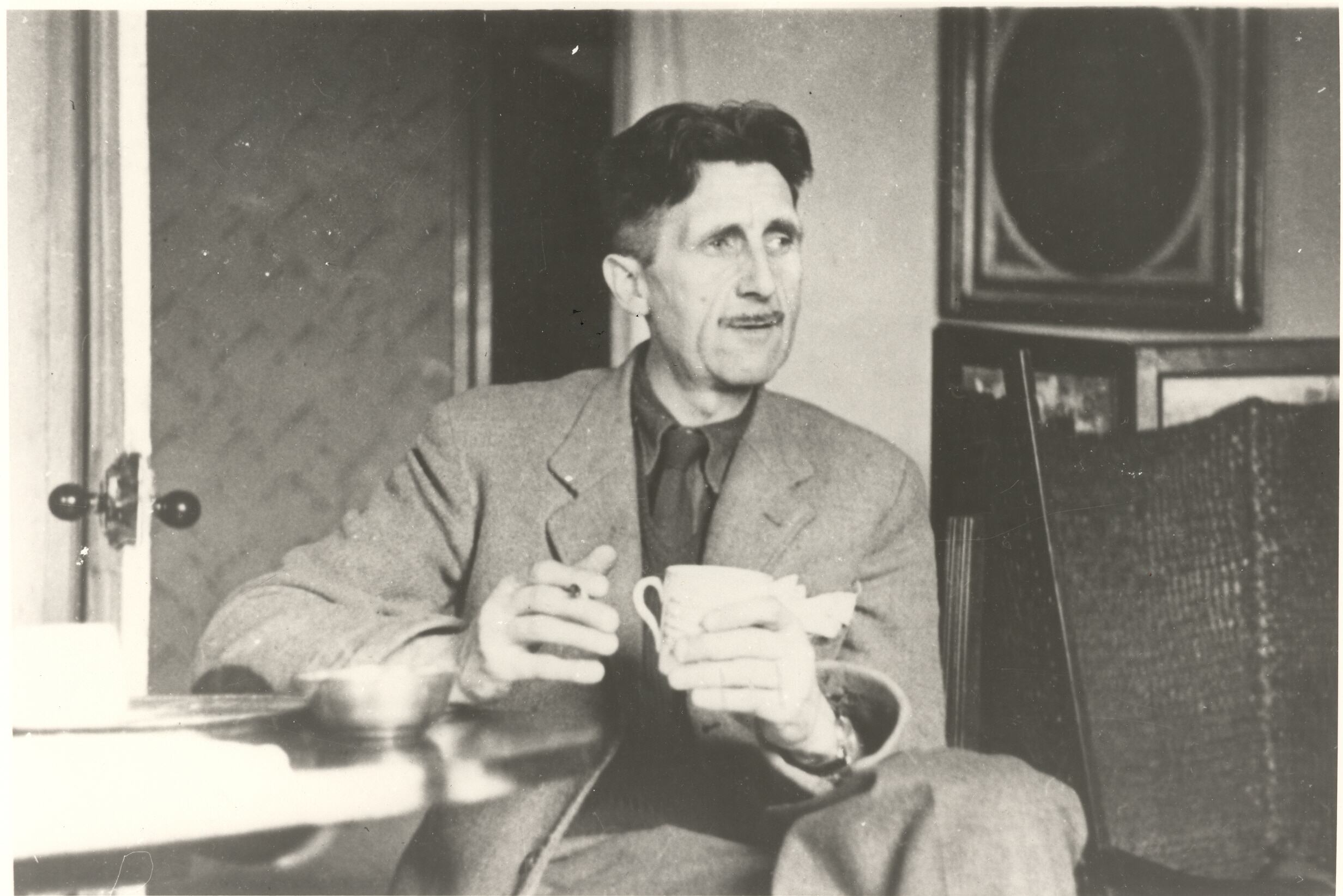 Orwell tomando café, en su apartamiento de Canonbury Road. 1945