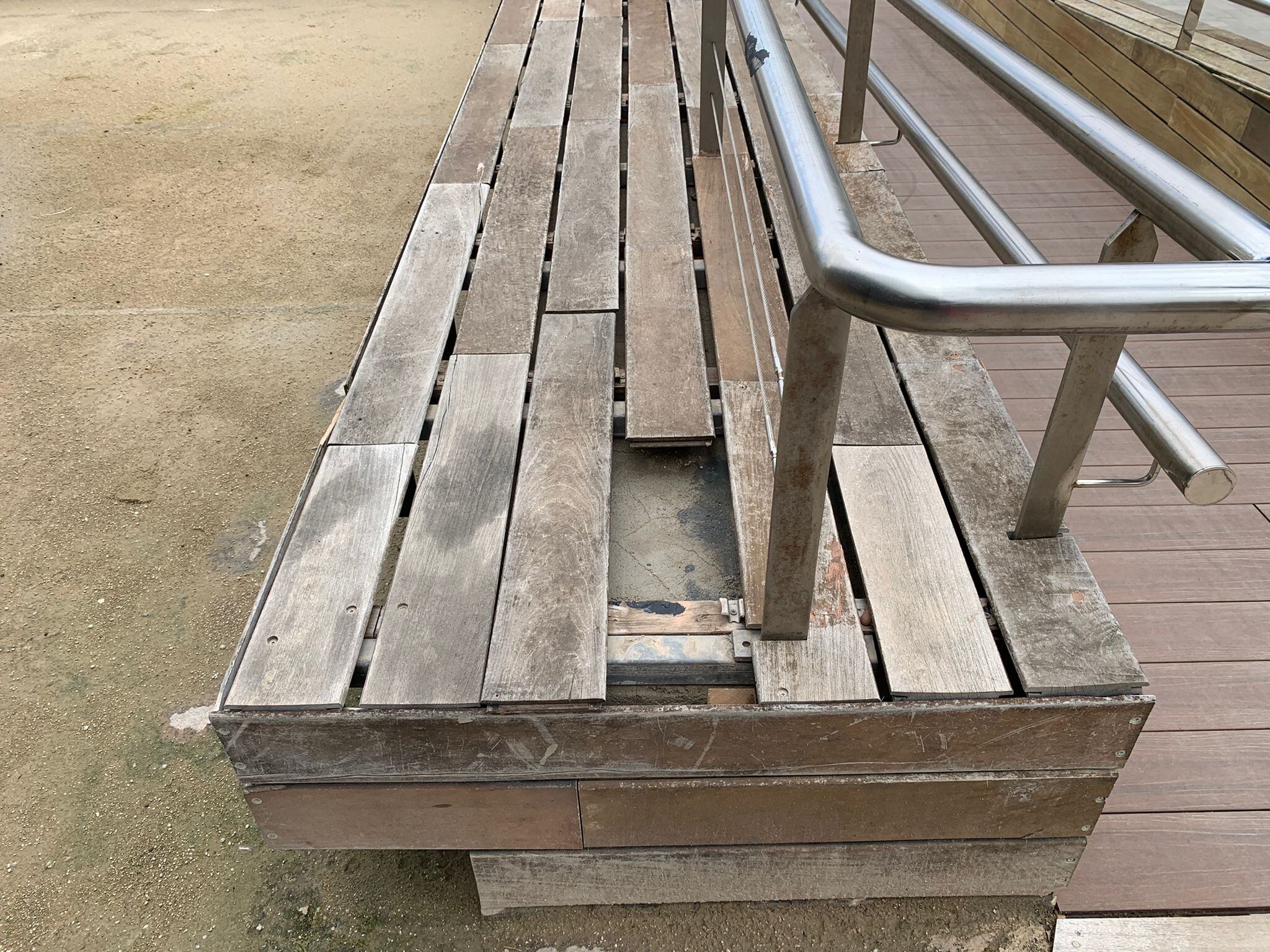 Lamas de madera de los bancos estropeadas por la falta de mantenimiento