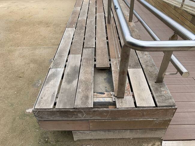 Lamas de madera de los bancos estropeadas por la falta de mantenimiento