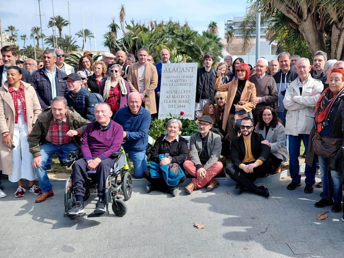 Más de un centenar de personas participan en la procesión cívica en honor a los Mártires de la Libertad de Alicante
