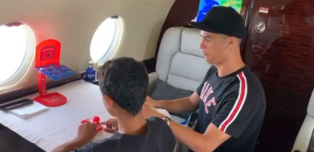 Cristiano juega con su hijo en un avión privado a un juego de baloncesto