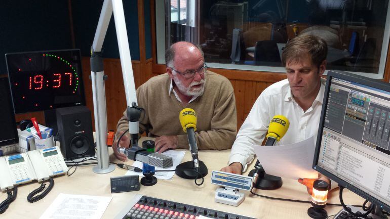 Los contertulios Javier Puente y Enrique Conde en el estudio de la Ventana de Cantabria 