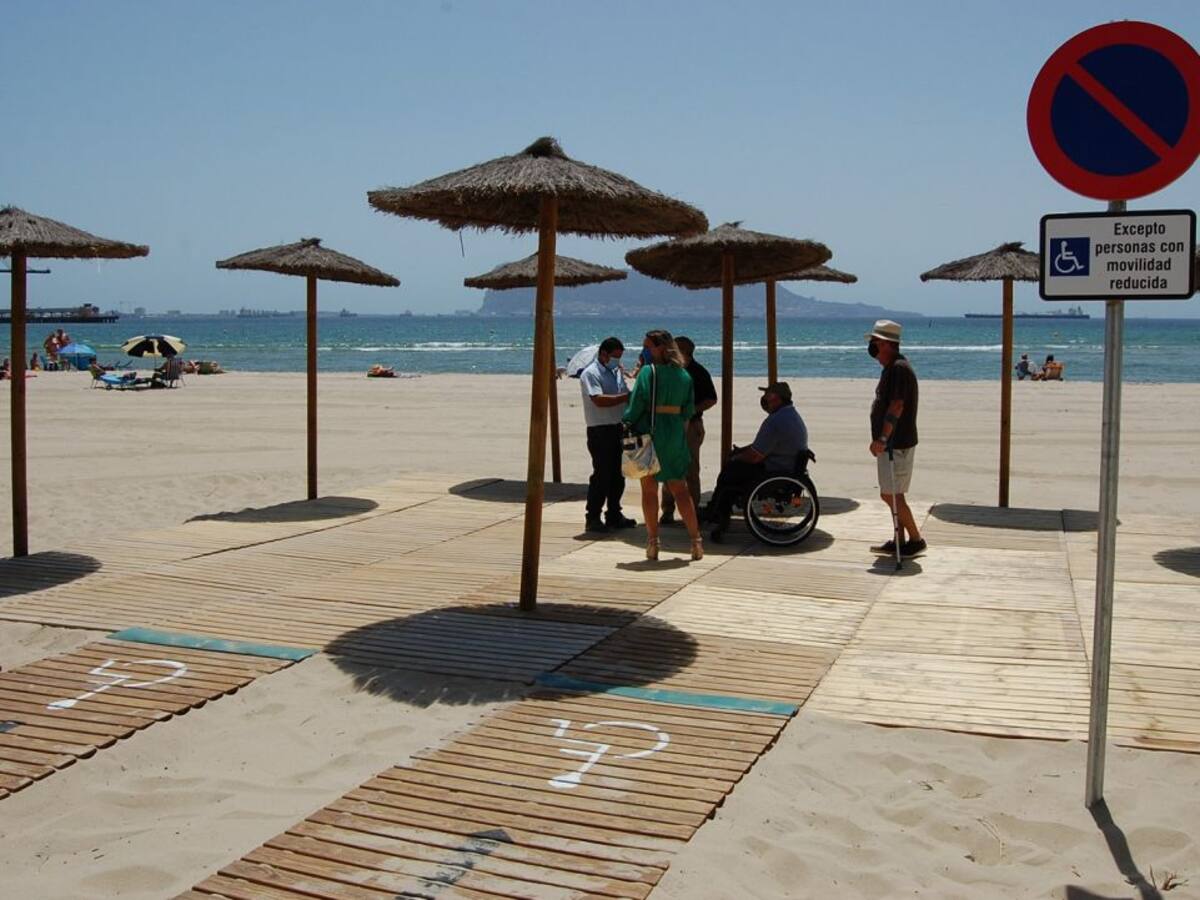 Palmones acondiciona su playa a las personas discapacitadas