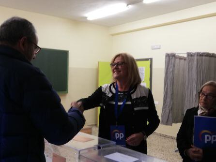 La candidata al Senado por el PP, Mar González ejerce su derecho al voto