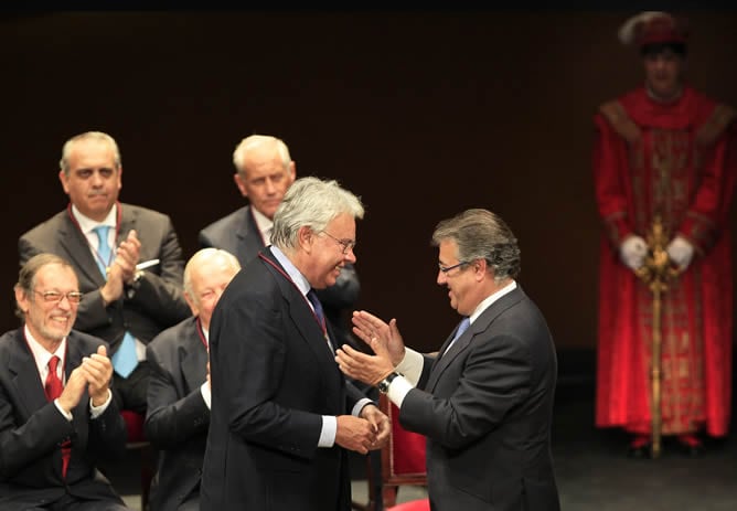 El expresidente del Gobierno Felipe González (i), tras recibir el galardón como Hijo Predilecto de Sevilla de manos del alcalde de la capital hispalense, Juan Ignacio Zoido (d)