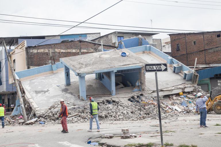 Vista de los daños en varias viviendas el domingo 17 de abril de 2016, en Guayaquil (Ecuador) tras sufrir un terremoto de 7,8 grados en la escala de Richter en la noche del sábado 16 de abril EFE-STR