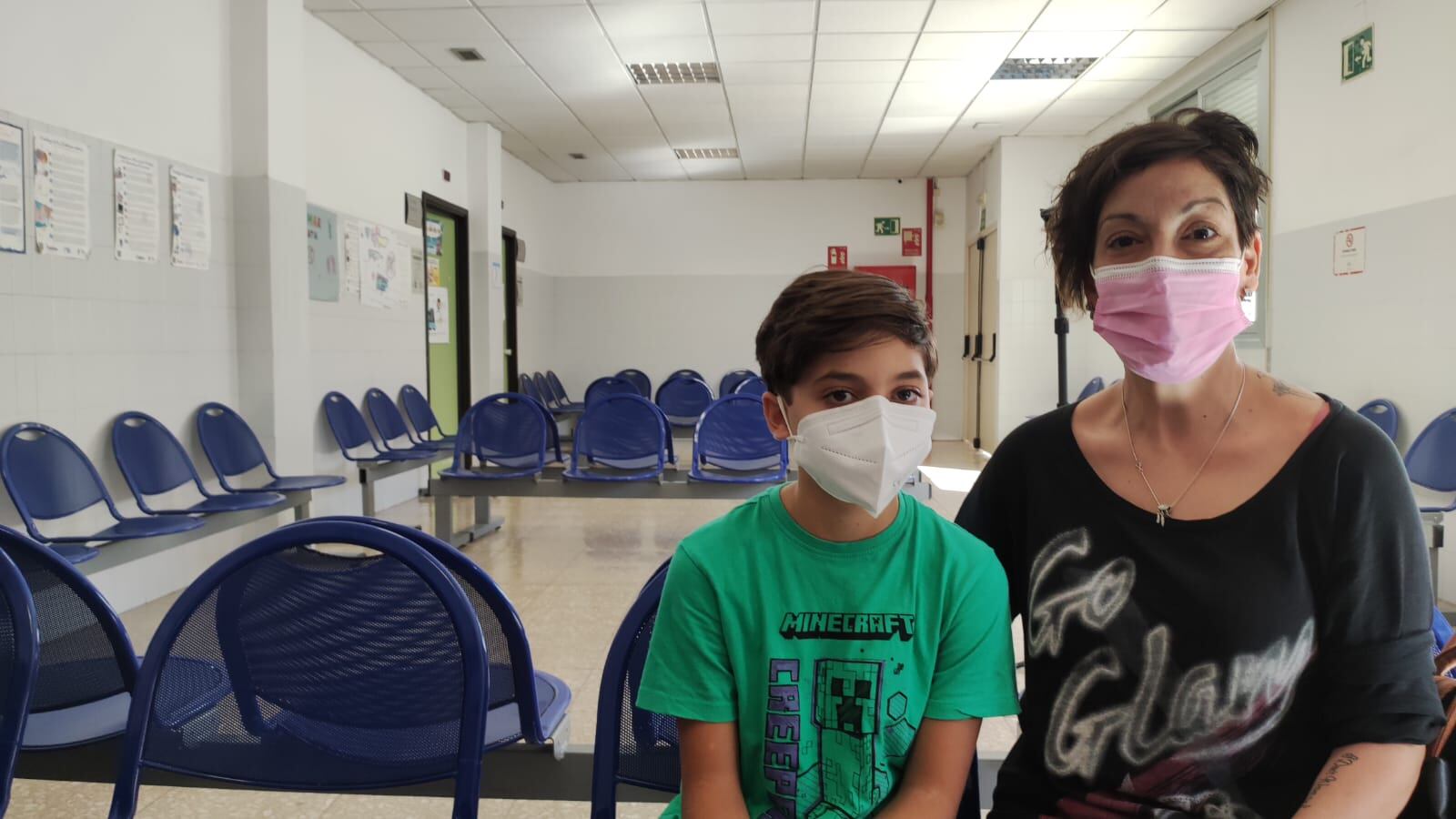 Óscar y su madre esperando la vacuna contra la gripe en el Centro de Salud de la Fuensanta en Córdoba