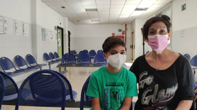 Óscar y su madre esperando la vacuna contra la gripe en el Centro de Salud de la Fuensanta en Córdoba