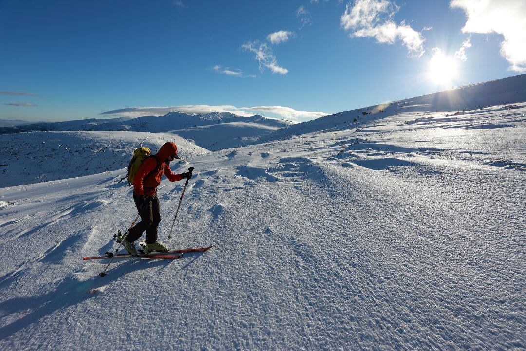 Práctica del esquí de travesía en la Sierra de Gredos