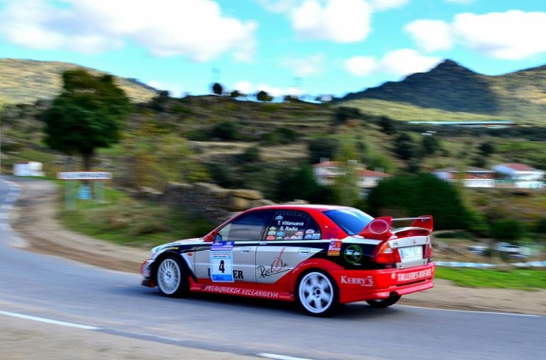 El Mitsubishi Evo VI de los vencedores José Antonio Núñez-Sara Radio, en plena competición