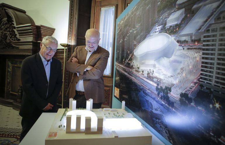 Joan Ribó y Juan Roig observando el Arena