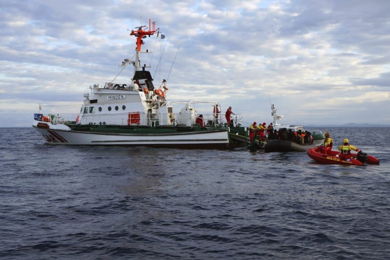 Trabajadores de la agencia europea de Control de Fronteras rescatan a un grupo de refugiados en aguas internacionales frente a la isla griega de Lesbos