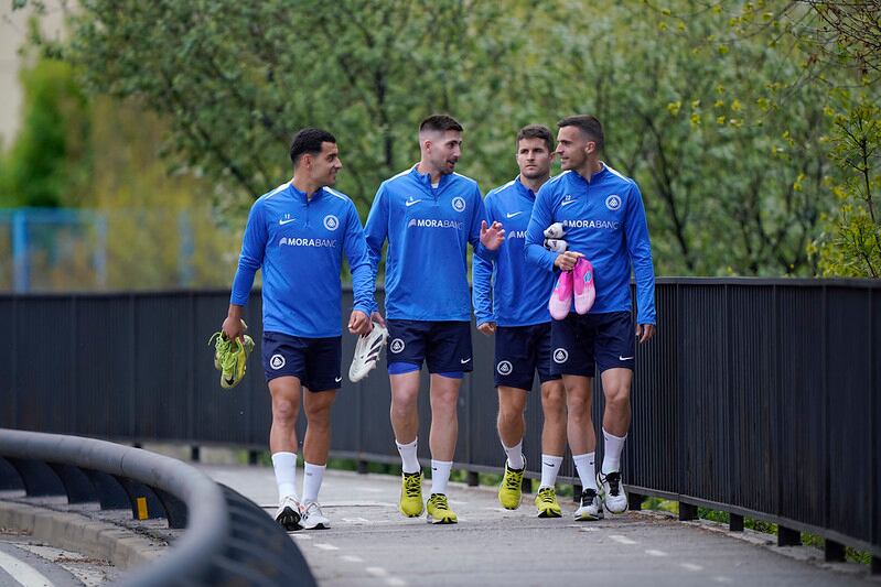 Jesús Clemente, César Morgado, Álvaro Peña i Manel Royo dirigint-se a l&#039;entrenament