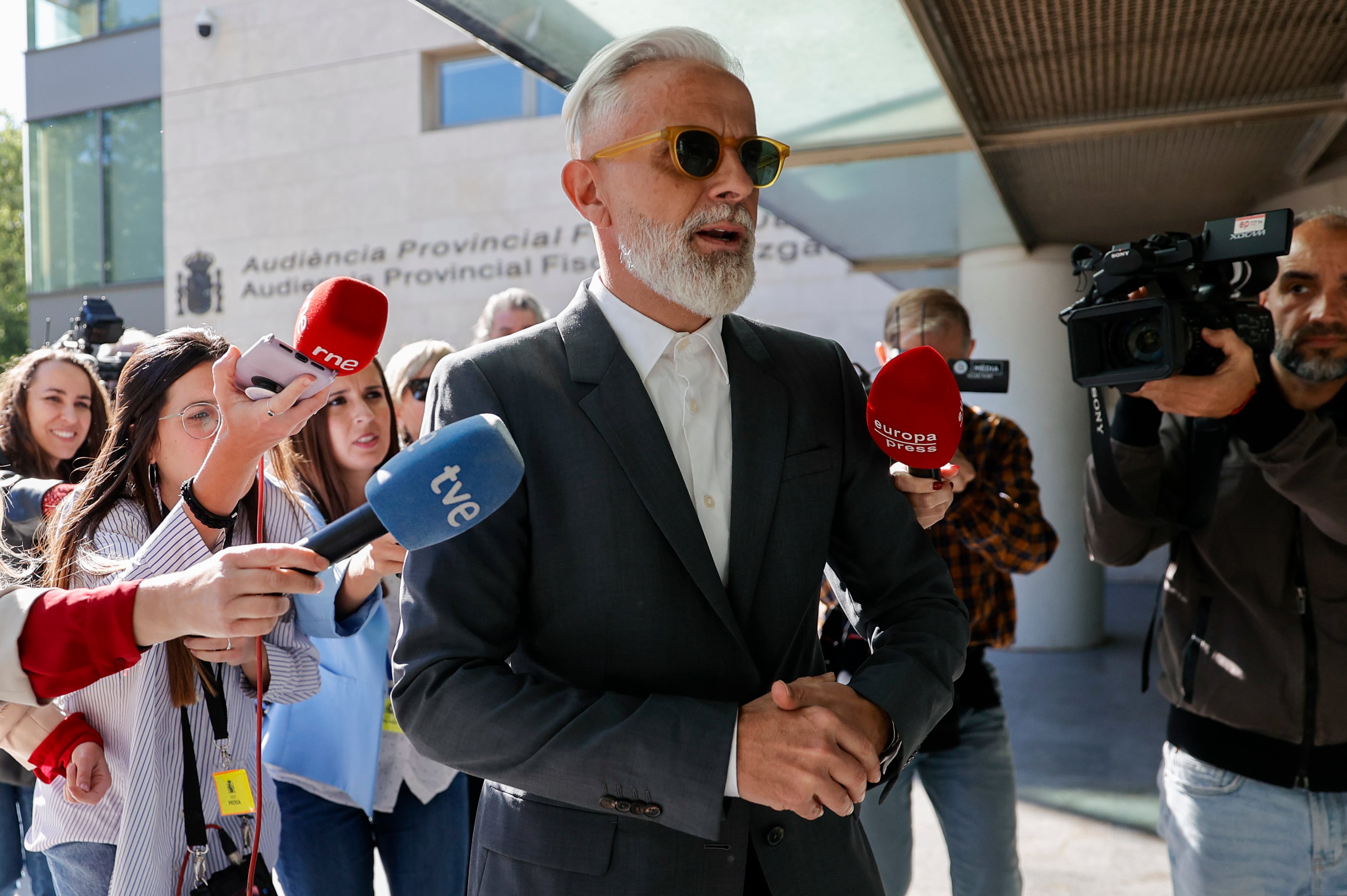 GRAFCVA442. VALENCIA, 09/05/2024.- El exgerente de Imelsa y autodenominado 'yonqui del dinero', Marcos Benavent, a su llegada a la Ciudad de la Justicia para declarar como testigo en la decimotercera sesión del juicio del caso Erialident de la Generalitat y exministro Eduardo Zaplana. EFE/Manuel Bruque